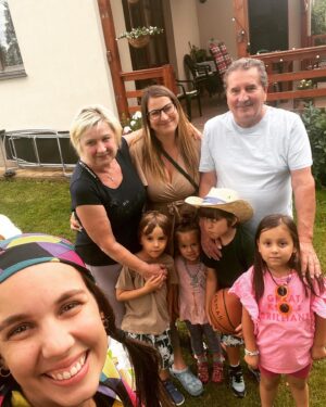 Michaela Tomešová Instagram - S touhle holkou už jsme bok po boku za ty roky, co se známe, prožily kde co, ale zážitkům, co jsme koncentrovaně posbíraly minulý týden v @jiznicechy ve společnosti našich čtyř umpalumpů se podle mě nic nevyrovná. Konečně jsme si na sebe našly čas a vyrazily vstříc dobrodružstvím. A chci zase. A s Tebou! Díky, má životní parťačko @muahlenkadeer ! ❤️