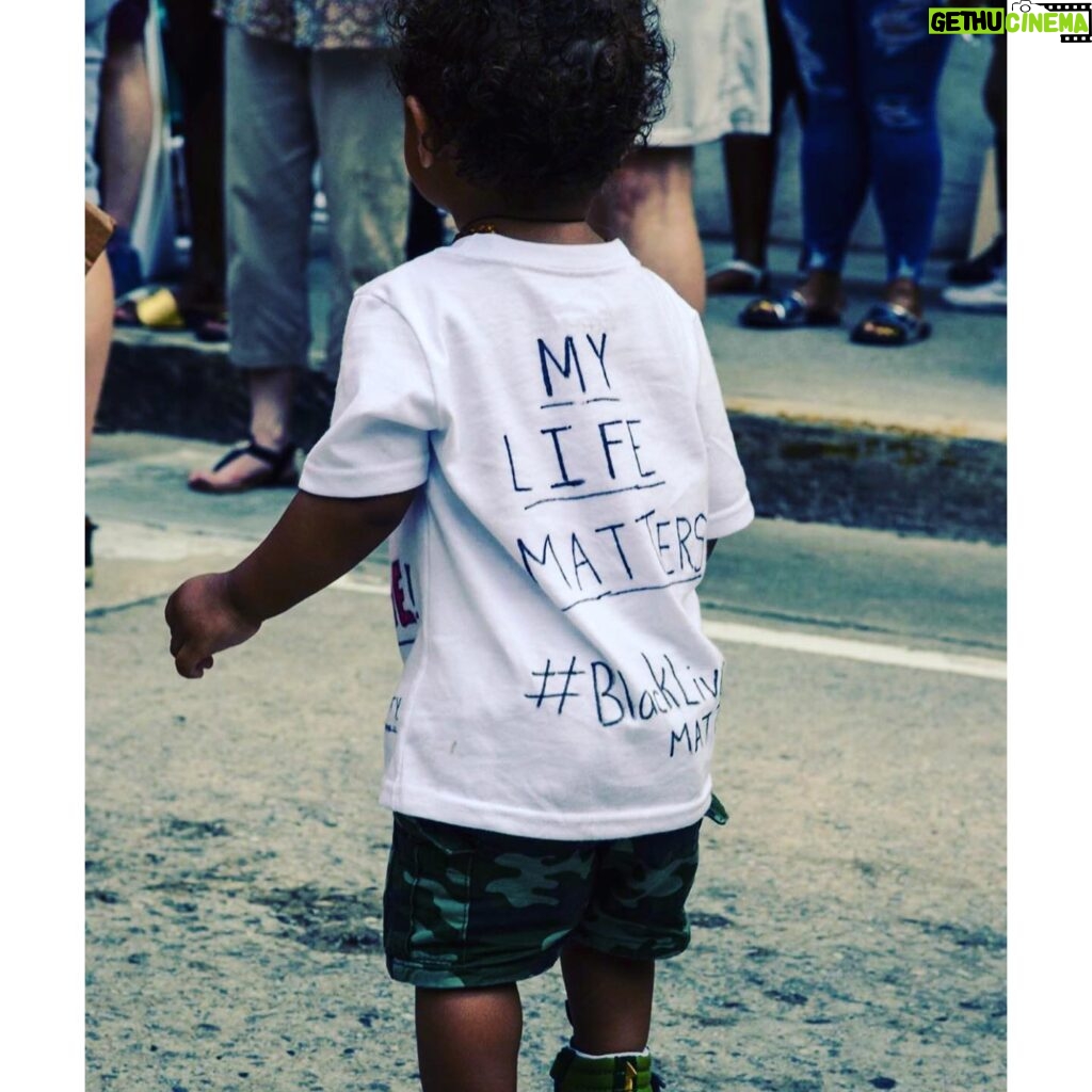 Michaela Conlin Instagram - Please call your representatives. Please donate if you’re able. Please VOTE. @aclu @naacp_ldf @mnfreedomfund @blklivesmatter #nojusticenopeace #asians4blacklives 🖤🖤🖤