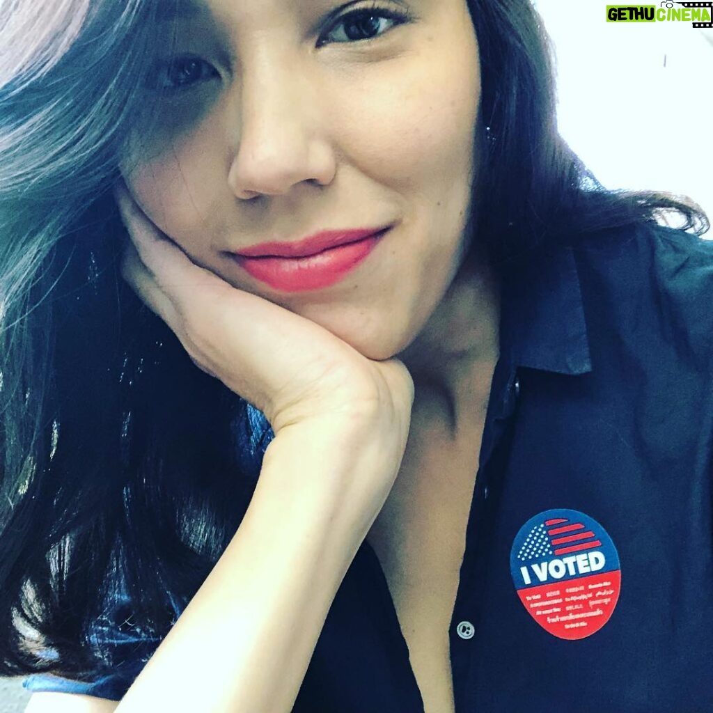 Michaela Conlin Instagram - DO IT #vote 💥💥💥