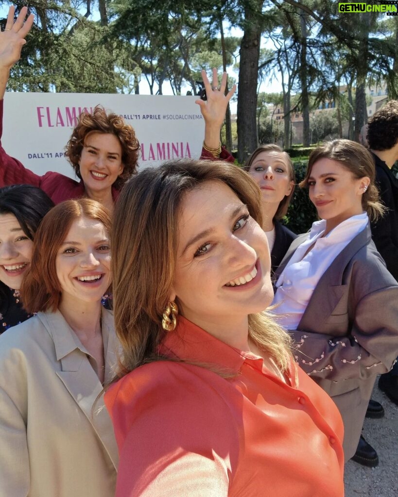 Michela Giraud Instagram - Oggi alla conferenza stampa del Quirinale con il nome che assumerò quando diventerò Papa: Flaminia. Dall'11 aprile al cinema. @marina.rinaldi #adv #gifted