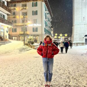 Michela Giraud Instagram - 2024 cominciamo bene, ma non ti preoccupare, non ci faccio l’abitudine 🌟 ❄️🏔️♥️☃️⛄️✨💫 🤘🏻 

P.S. : l’ultimo video è per ribadire ora e per sempre vaffanculo Maestra Pina
.
.
.
#2024 #corna #scaramanzia #tie