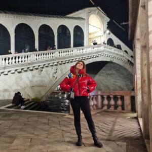 Michela Giraud Instagram - 2024 cominciamo bene, ma non ti preoccupare, non ci faccio l’abitudine 🌟 ❄️🏔️♥️☃️⛄️✨💫 🤘🏻 

P.S. : l’ultimo video è per ribadire ora e per sempre vaffanculo Maestra Pina
.
.
.
#2024 #corna #scaramanzia #tie