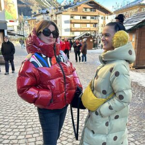 Michela Giraud Instagram - 2024 cominciamo bene, ma non ti preoccupare, non ci faccio l’abitudine 🌟 ❄️🏔️♥️☃️⛄️✨💫 🤘🏻 

P.S. : l’ultimo video è per ribadire ora e per sempre vaffanculo Maestra Pina
.
.
.
#2024 #corna #scaramanzia #tie