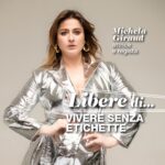 Michela Giraud Instagram - È facile discutere di diversità valorizzandola solo a parole, ma quando si tratta di praticare l’inclusione in prima persona spesso si viene meno al proprio impegno. Ce l’ha raccontato Michela Giraud, con la schiettezza e la leggerezza che la contraddistinguono: sua sorella - nello spettro autistico - è una delle persone che ama di più al mondo, ma per molti è stato difficile accettarla. E, da sorella, è ancora difficile non sentire di doverla proteggere da cattiverie ed esclusione. Il loro è un rapporto pieno d’amore, ma anche conflittuale, complesso. Come si vede nel film Flaminia, scritto, diretto e interpretato dalla stessa Michela. La storia di due sorelle alle prese con una società superficiale e vuota, che hanno tanto da insegnare e che – tra una risata e l’altra – ci faranno riflettere. @michelagiraud 👏 Blazer blu @marina.rinaldi @me__viola @isabyte Styling @cri_nava Photo @robertakrasnig Videointervista @donagianf @anto.gav @boompr.it