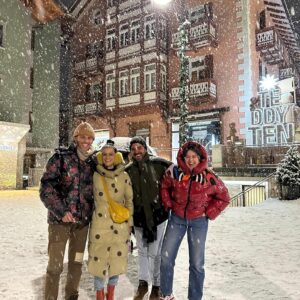Michela Giraud Instagram - 2024 cominciamo bene, ma non ti preoccupare, non ci faccio l’abitudine 🌟 ❄️🏔️♥️☃️⛄️✨💫 🤘🏻 

P.S. : l’ultimo video è per ribadire ora e per sempre vaffanculo Maestra Pina
.
.
.
#2024 #corna #scaramanzia #tie