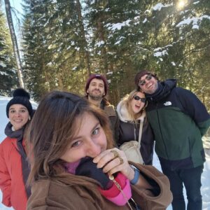 Michela Giraud Instagram - 2024 cominciamo bene, ma non ti preoccupare, non ci faccio l’abitudine 🌟 ❄️🏔️♥️☃️⛄️✨💫 🤘🏻 

P.S. : l’ultimo video è per ribadire ora e per sempre vaffanculo Maestra Pina
.
.
.
#2024 #corna #scaramanzia #tie