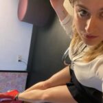 Michela Giraud Instagram - Girare "Flaminia" è stata una delle cose più gratificanti e viscerali che abbia mai fatto nella mia vita. Per girare questo film mi servirebbe un altro film per dirvi tutto quello che mi è successo e che mi ha tenuto lontana da quella che è la mia grande passione: la standup. Sono due anni che non torno in Italia con un mio tour e due anni senza palco per chi fa quello che faccio io, ovvero il pagliaccione sono davvero tanti, anzi troppi. Mi sono lanciata in questo tour europeo pensando: e se non riesco a reggere un'ora sul palco come prima? E se non riesco più a parlare con le persone, ormai abituate a vedermi dentro un telefono? E invece devo dire che questo tour europeo è una delle cose più belle della mia vita. Ringrazio tutti gli italiani all'estero, tutti i nostri cervelli in fuga, che oltre a essere fondamentali per i voti sul referendum dell'acqua hanno affollato i locali di Amsterdam, Colonia, Monaco, Barcellona, Londra. Farvi ridere è stato bellissimo, ma una cosa ve la dico io: grazie per avermi fatta stare bene, ogni sera in un modo diverso. Non ho fatto un regalo io a voi a venire lo avete fatto voi a me. Ci vediamo domani a Bruxelles e a Parigi per l'ultima data il 4 Giugno. W i Pan di Stelle, w la mozzarella di Bufala, viva l'Italia. W l'Europa. 🇮🇹 🇪🇺 Firmato: quella stronza di Michela Giraud Grazie a chi mi ha accompagnato in questo tour senza il quale nulla sarebbe stato possibile @vivoconcerti @baldassari_agenzia @andrearitrovato @clementezard @katia_tellone @frappys @marcello . . . #Michelagiraud #EUROPE #standupcomedy
