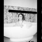 Michela Giraud Instagram - «Tutte le mattine mi alzo, mi sveglio e mi metto di profilo. Controllo la mia pancia. Se è aumentata, se è diminuita rispetto al giorno prima, e se sì, di quanto. Faccio questa cosa tutti i giorni da quando ho sei anni, ne ho trentasei». Ne è stata così ossessionata, ci racconta Michela Giraud che in #Flaminia il suo film (nelle sale dall’11 aprile), ha girato una scena dove rappresenta quello che vive ogni mattina. «Ad un certo punto mi sono fermata e ho pensato: non sarò stata ingenerosa con lei? La mia pancia alla fine è sempre stata con me. Con lei ho dato quarantaquattro esami, sono salita sul palco per la prima volta, ho riconosciuto l’amore. E allora penso che alla fine io con questa pancia non sono stata così infelice come credo, perché mi ha permesso di resistere a tutto».  @michelagiraud, 36 anni, sceneggiatrice, è regista e protagonista del film Flaminia, ora nelle sale. Con lei Cosmopolitan Italia inaugura “Interno Giorno”, un format di portrait realizzati in esclusiva dalla fotografa e creativa @elesabet con donne dello spettacolo ritratte nell’intimità delle loro case.   Il testo completo della cover digitale è su Cosmopolitan.it Testo @michelagiraud Foto @elesabet con @lomographyitalia Editor in chief @laviniafarnese   #cosmopolitan #michelagiraud #flaminia #eleonorasabet #internogiorno
