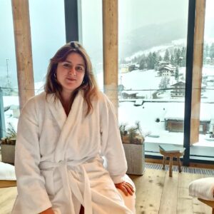 Michela Giraud Instagram - 2024 cominciamo bene, ma non ti preoccupare, non ci faccio l’abitudine 🌟 ❄️🏔️♥️☃️⛄️✨💫 🤘🏻 

P.S. : l’ultimo video è per ribadire ora e per sempre vaffanculo Maestra Pina
.
.
.
#2024 #corna #scaramanzia #tie