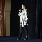 Michela Giraud Instagram - Quest’anno il regalo di Natale più grande me lo ha fatto l’ @officialasroma , grazie mille per avermi dato l’opportunità di leggere la mia letterina di Natale a Gesù Bambino, dove lo ringrazio per tante cose tra cui Romelu Lukaku, ma dimostro anche la mia clemenza facendo gli auguri a tutto proprio a tutti persino all’arbitro Taylor, ma in latino. Nel caso non avesse capito mi accontenterò della risposta di un grande maestro: “non ciancico l’inglese”. Auguri a tutti e sempre forza Roma. Grazie mille a Francesca Viola e @matteo_vespasiani . . . #asroma #buonnatale #xmas