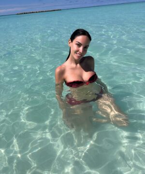 Michela Quattrociocche Instagram - Ai nuovi giorni ❤️ Happy new year 🎊🎈🎆 🌅🌊