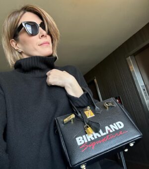 Michelle Collins Instagram - Nothing says LA like your favorite Faithful coming to your show and your favorite Olympian driving you to the airport. Best 48 hours of my life seeing people I adore, meeting listeners, doing a lil late night, getting a massive needle full of roids, only looking left and guess what YES GOING TO THE OUTLETS. (Run to the Last Call in the OC trust me.) Next stop Philly!!! See you at the @citywineryphil tomorrow night 🥰