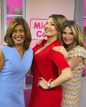 Michelle Collins Instagram - Big day tomorrow: I have the privilege of being interviewed by @hodakotb & @jennabhager on @hodaandjenna about my stand-up tour which is kicking off next week in EIGHT cities! Tune in to @NBC in the morning as I can tell you it is off the rails in the way I can only be with my two favorites. See you in the morning 🌝
Makeup & hair by the best @carolinemakeuptime