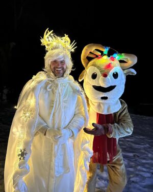 Michelle Harrison Instagram - Christmas magic! ✨ When one of your friends who is an unbelievable event planner teams up with another friend who is an incredible costume designer, and they create the most magical night for families on a small island…magic happens. Delighted children, cold and happy families, and memories to last a lifetime. Thank you @bowen_events ❤️