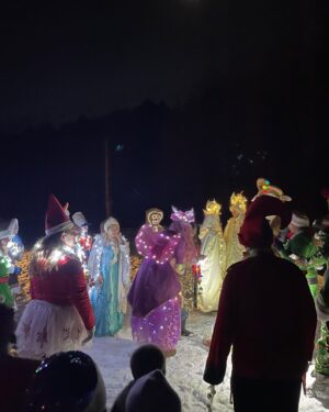 Michelle Harrison Instagram - Christmas magic! ✨ When one of your friends who is an unbelievable event planner teams up with another friend who is an incredible costume designer, and they create the most magical night for families on a small island…magic happens. Delighted children, cold and happy families, and memories to last a lifetime. Thank you @bowen_events ❤️