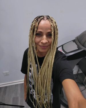 Michelle Hurd Instagram - Felt like a little change for the holidays! Thank you Samantha at @coilznaturalhair for slaying my braids!!
New look,  who dat?!?!
❤️