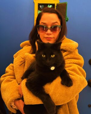 Michelle Macedo Instagram - 🐈‍⬛Entering into la época de noche 🖤 my Noche Era with my majestic sidekick🌗