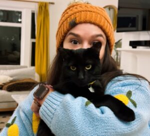 Michelle Macedo Instagram - Cozy cuddles with Grumb 😻❤️ #CatCuddles #FelineFriendship