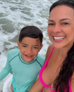 Michelle Martins Instagram - No verão a gente é mais feliz? ☀️ 
#tbtdediasatrás
