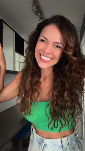 Michelle Martins Instagram - Ele entende um inverno na Europa e um verão em Noronha 🤷🏽‍♀️
É assim aí tbm?! 😅
#meme #reels #coisasdecasal