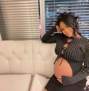 Michelle Mitchenor Instagram - 🤰🏽BUMP dumpssss ✨

What a peaceful pregnancy I’ve been blessed with. My cup runneth ovaaahhh 🤲🏾

BABYBABY you’ve restored me in so many ways. My babies are my greatest teachers 🥹