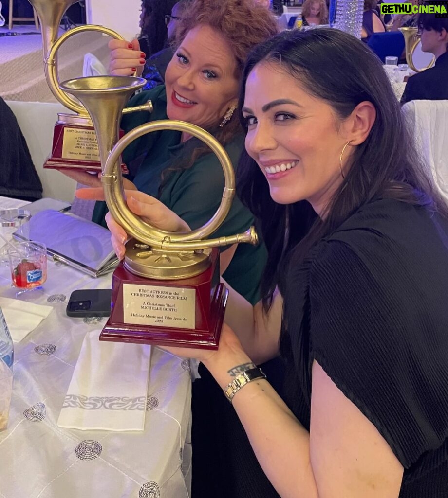 Michelle Borth Instagram - It’s a major award! I won it!! Happy Holidays! 🎄🎁🤗🙏🥰 #achristmasstory #tradition #holidaymusicandfilmawards #achristmasthief #Ion #peaceandlove