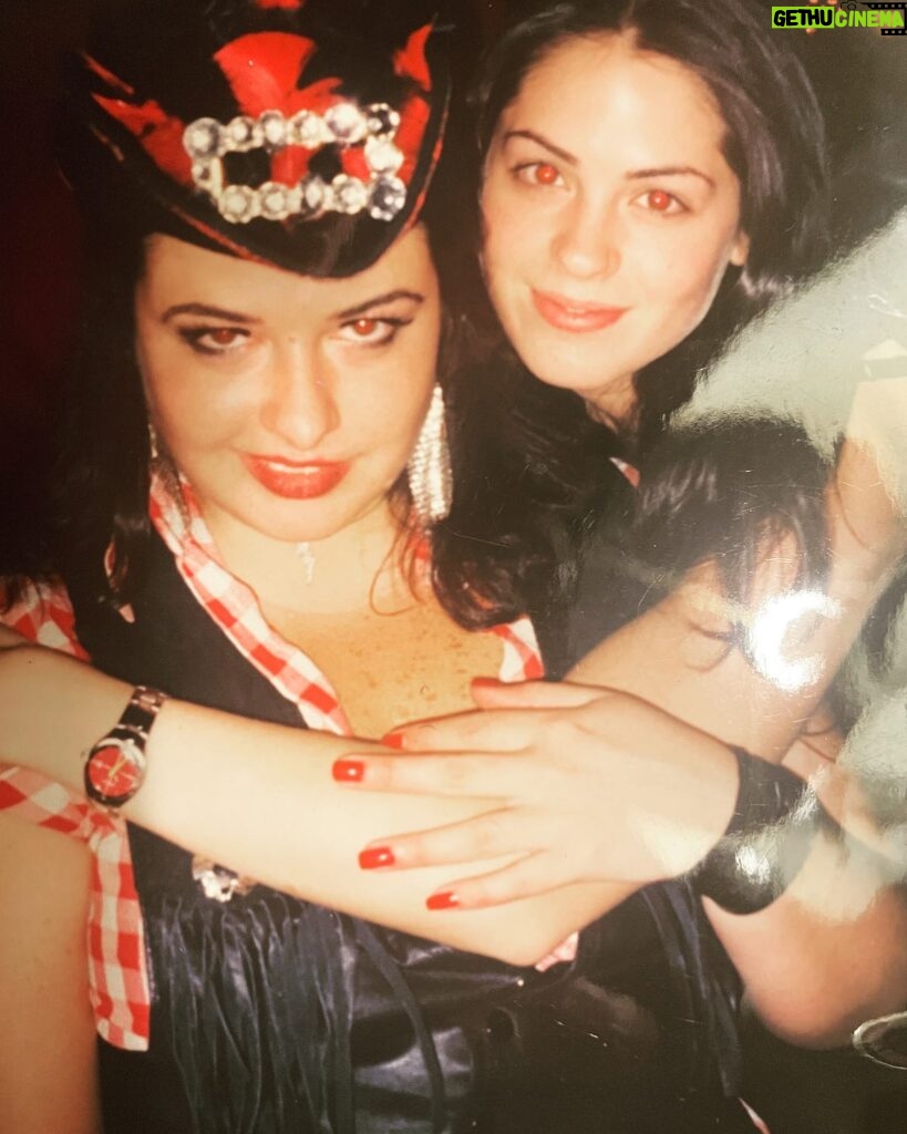 Michelle Borth Instagram - #tbf 20yrs ago…. This one. Nobody, and I mean nobody can belt out Bobby McGee like this one. My very own Janis, my inspiration, and a badass boss. This woman , this mentor, this friend, I bow down 🙇‍♀️. You can’t hold a candle to this one. 🙏❤️ Never forget where you come from……. #collegedays #og #nostalgia #inspirations #membaberries #roots #aspiringwomen #HBIC #weareone #womeninspringwomen #talent #artists
