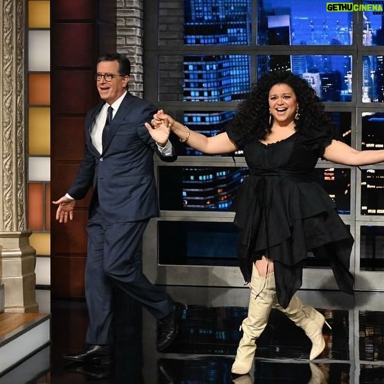 Michelle Buteau Instagram - Hi, it me! On @colbertlateshow tonight!!✨✨ hair @kyssheart makeup @theladydeja fit @selkie @annie_caruso @keiabounds pics @skpnyc cc: @babesmovie @neonrated @radiocitymusichall @stephenathome @theledecompany #survivalofthethickest #colbert