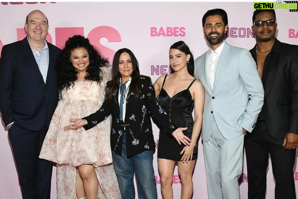 Michelle Buteau Instagram - @babesmovie premiered this weekend & it feels like the holidays done come early 💕