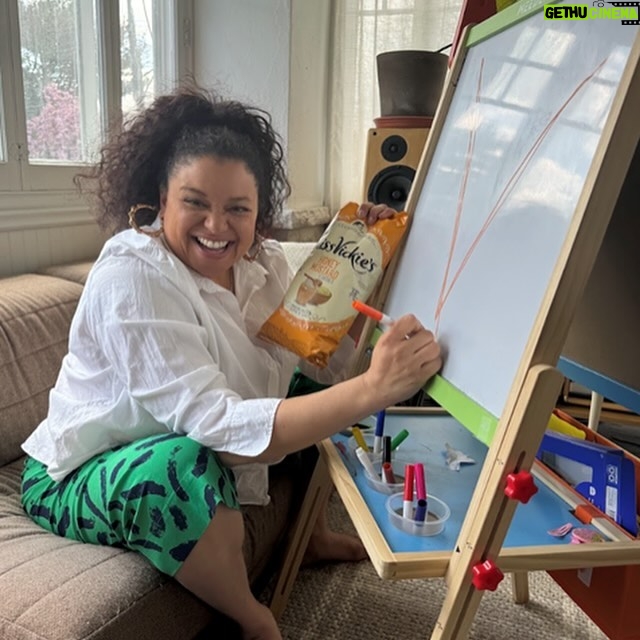 Michelle Buteau Instagram - #ad B’excuse me!!! #MissVickies_Partner is the newest add to the resume huney: Chip Connoisseur and Art Judge! I’m really so lucky to be partnering with Miss Vickie’s® to celebrate meh most favorite chip hitting grocery and retail store shelves everywhere AND with an art contest where the winner, is hand-selected by me (!!) AND the winner will be featured on a billboard in Los Angeles (!!) AND how’s that for an artistic debut?! Grab a bag of Miss Vickie’s® and enter your original artwork through May 6th! AND I probably need a pedicure but that’s ok because I’m a good person!!! ✨To enter your original artwork through 5/6✨ • Use hashtags #MissVickiesArt and #Contest • Tag @MissVickiesUS • Follow @MissVickiesUS NO PURCHASE NECESSARY. Void where prohibited. Open only to legal residents of the 50 U.S./D.C., 18 (19 AL&NE). Entry period ends: 11:59:59 a.m. ET on 5/6/24. Subject to full Official Rules: see link in bio. Sponsor: Frito-Lay Inc.