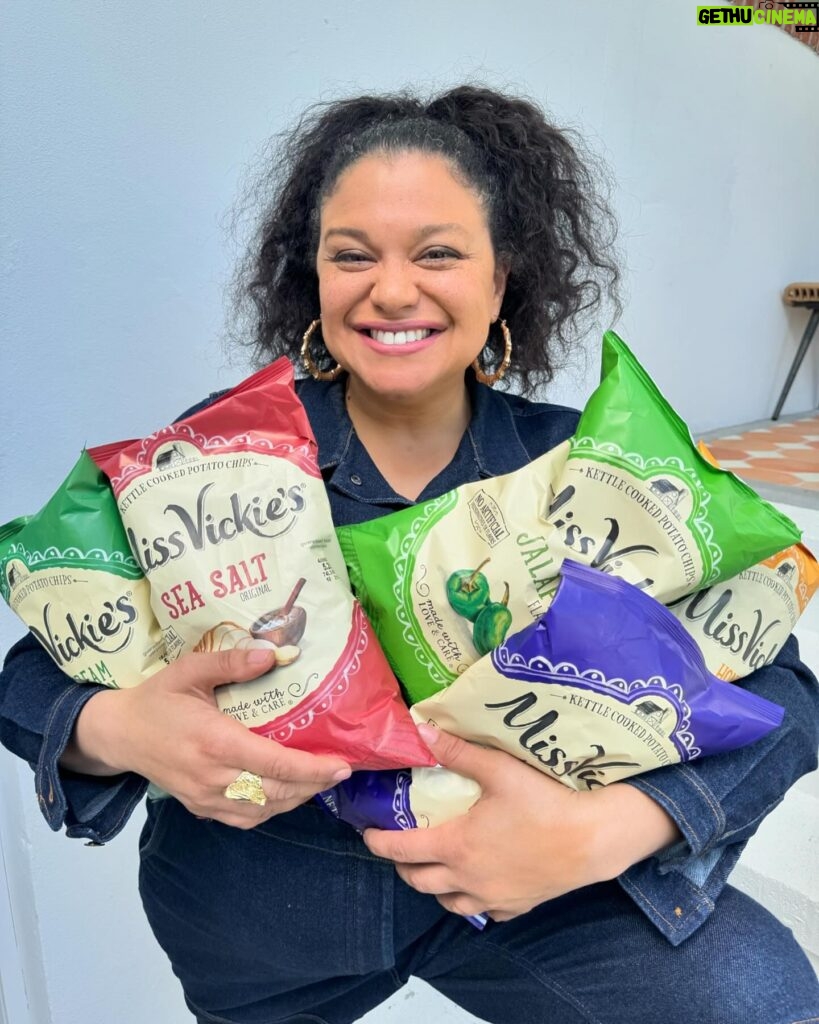Michelle Buteau Instagram - #MissVickies_Partner …drum roll pleasssssssse and the winner is… all of us! Remember that art contest I was judging?! Welp, I selected only one billboard winner, but hello, we can all still enjoy Miss Vickie’s®, available now in grocery and retail stores everywhere!! And honey, that’s worth celebrating. @MissVickiesUS 🎉