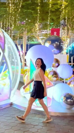Michelle Chong Instagram - Finally it’s MY turn to travel!!🤪

To @sgsportshub where it has something for everyone this December!😁⚽️🎄🤹‍♀️ Watch World Cup live screenings with hardcore football fans, be entertained by live performances and take IG snapshots with dazzling Christmas installations! Just like being overseas!! 😁🤩🇸🇬👍💪

#MySGSportsHub #LetsGoSportsHub