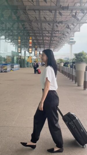 Michelle Chong Instagram - How come other people can teleport to other countries but I teleport to the office?!! 😩 Why is 2022 taking so long to end??!! Totally in holiday mood now! 😞✈️