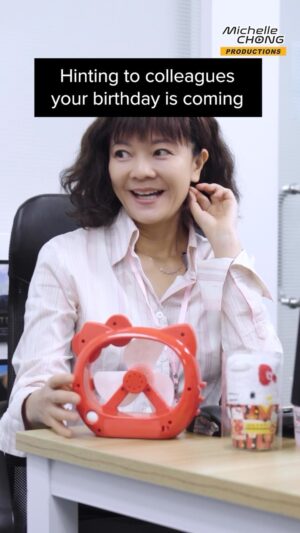 Michelle Chong Instagram - Do you have colleagues like that? 😔 Poor #OLShirleyGoh!
Psst, yuu is turning ONE, watch on to find out more about ONEderfully $1 Shiok Offers and Rewards. Thank you, yuu!😜 
#yuu1stbirthday #yuusg