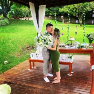 Michelle Giudice Instagram - Não aguentei esperar as fotos profissionais!! E não sei nem como agradecer a todas essas pessoas generosas que doaram seu bem mais precioso e fizeram esse momento ser tão extraordinário!!!

Noivo @jmatuuraj eu não vou ser capaz de expressar quão especial você fez eu me sentir nesse dia. Eu sei que a expressão prova de amor é muito utilizada mas fazer um pedido desses é um gesto de carinho imensurável, que vai além de qualquer prova de amor. A prova de amor implica em um dos lados duvidar, me remete aqueles relacionamentos difíceis, conturbados, em que um dos lados não se entrega totalmente. Nosso amor sempre foi leve, fácil, leal, não tivemos problema com o compromisso. E foi isso que fez esse pedido ser tão bonito… Mesmo você tendo certeza absoluta de que eu diria sim (porque sempre deixei bem claro que diria), você se esforçou muito (e fez os outros se esforçarem também rsrs) pra criar um momento dos sonhos simplesmente pra que eu me sentisse especial e prestigiada. Pra que eu tivesse meu momento de princesa. Isso é carinho, cuidado, apreço, prestígio. É o amor romântico no seu mais puro significado: fazer o outro feliz!!! Eu nunca imaginei que alguém faria algo assim por mim, aí você apareceu e me provou que vale a pena sonhar com o que achamos ser impossível!!

Obrigada a você e a todos que se esforçaram tanto pra que esse momento fosse tão maravilhoso!! Todo esse texto se estende a vocês. Eu torço de coração, e espero poder contribuir, pra que algum dia vocês se sintam tão especial quanto eu me senti nesse momento!!! Todo mundo merece se sentir assim pelo menos uma vez na vida!!! ✨

(não pude marcar todo mundo, o insta bloqueia depois de uma quantidade 🥺)