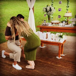 Michelle Giudice Instagram - Não aguentei esperar as fotos profissionais!! E não sei nem como agradecer a todas essas pessoas generosas que doaram seu bem mais precioso e fizeram esse momento ser tão extraordinário!!!

Noivo @jmatuuraj eu não vou ser capaz de expressar quão especial você fez eu me sentir nesse dia. Eu sei que a expressão prova de amor é muito utilizada mas fazer um pedido desses é um gesto de carinho imensurável, que vai além de qualquer prova de amor. A prova de amor implica em um dos lados duvidar, me remete aqueles relacionamentos difíceis, conturbados, em que um dos lados não se entrega totalmente. Nosso amor sempre foi leve, fácil, leal, não tivemos problema com o compromisso. E foi isso que fez esse pedido ser tão bonito… Mesmo você tendo certeza absoluta de que eu diria sim (porque sempre deixei bem claro que diria), você se esforçou muito (e fez os outros se esforçarem também rsrs) pra criar um momento dos sonhos simplesmente pra que eu me sentisse especial e prestigiada. Pra que eu tivesse meu momento de princesa. Isso é carinho, cuidado, apreço, prestígio. É o amor romântico no seu mais puro significado: fazer o outro feliz!!! Eu nunca imaginei que alguém faria algo assim por mim, aí você apareceu e me provou que vale a pena sonhar com o que achamos ser impossível!!

Obrigada a você e a todos que se esforçaram tanto pra que esse momento fosse tão maravilhoso!! Todo esse texto se estende a vocês. Eu torço de coração, e espero poder contribuir, pra que algum dia vocês se sintam tão especial quanto eu me senti nesse momento!!! Todo mundo merece se sentir assim pelo menos uma vez na vida!!! ✨

(não pude marcar todo mundo, o insta bloqueia depois de uma quantidade 🥺)