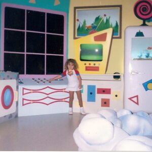 Michelle Giudice Instagram - Hoje é dia da tv, e a primeira foto é de quando eu tava me preparando pro maior momento da minha vida!! Aos 3 anos fui contratada pelo SBT pra integrar o elenco do Bom Dia e Cia. Foi isso que ditou o resto da minha vida inteirinha. E eu não poderia ser mais grata ao universo por esse presente!! E a minha mãe, que foi quem possibilitou que eu tivesse a melhor infância que eu poderia sonhar!! Fiquei lá por 5 anos e depois ainda tive um quadro na Praça é Nossa. Arrasta pro lado pra ver!!

#diadatv #atrizmirim #tv