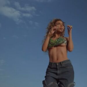 Michelle González Instagram - “Algo Pasajero” de @michelle_gzl ya se encuentra disponible en YouTube. Puedes leer la nota completa en Playlist Magazine.