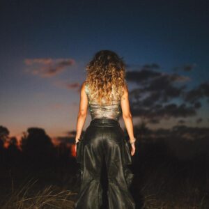 Michelle González Instagram - “Algo Pasajero” de @michelle_gzl ya se encuentra disponible en YouTube. Puedes leer la nota completa en Playlist Magazine.