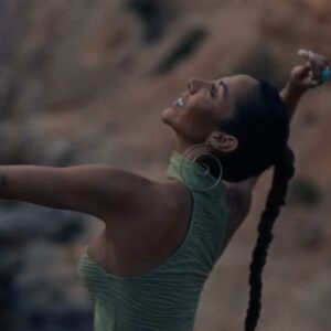 Michelle González Instagram - “Algo Pasajero” de @michelle_gzl ya se encuentra disponible en YouTube. Puedes leer la nota completa en Playlist Magazine.