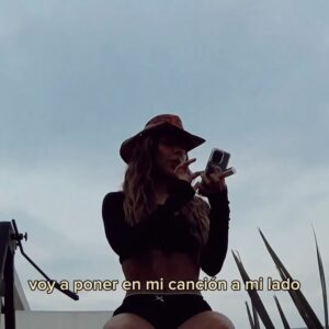 Michelle González Instagram - Yo no creo en el amor el año entero 🎧🪶<^•