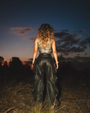 Michelle González Instagram - PRONTO SALE EL VIDEOCLIP DE 

‘Algo Pasajero’ 

Este video es muy especial para mí y pronto les tengo un videito contándoles el porqué y todo el trabajo y esfuerzo que hubo detrás de esta canción! 

Solo les puedo decir que seguir adelante y ser constante es la clave de todo! 

El video se grabó una parte en Ibiza y la otra en México y aquí les comparto un carrusel con el team mexa! Gracias por creer y crear conmigo! 

DP: @soymezus 
Foto fija: @gibranortega 
El mejor diseñador y mi ride or die @tulioanguiano 
Wardrobe: 
@nisa_by_denisa  @lapanchitavintage @yproject_official 

Glam: @arielpeimbert 

La gata en minifalda. 🍒🐈‍⬛🍒

#Maabelle #bts #musicvideo #videoclip