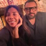 Michelle González Instagram - ‘Talent is the ability to let ideas manifest themselves through you’- Ha pasado 1 año desde que nació GEM, desde que llegue a Miami a grabar mis 3 primeras canciones, con el corazon en la mano (y roto además) permitiéndome ser lo más vulnerable posible, y sin pena o miedo a hacer algo nuevo para mi. Desde que estaba en el estudio grabando la canción vi en mi mente el video, y empecé a hacer mi visualizer con referentes de fotos y otros videos como referencia. Me decían que dejara de fantasear, que primero la canción y luego todo lo demás, pero yo vi todo esto en mi mente desde que la canté por primera vez, lo sentí. Cuando venía en el avión de regreso a CDMX ya tenía el videoclip completo en iMovie. “Ride the wave as long as it can be ridden. If u are fortunate enough to experience the strike of inspiration, take full advantage of the access”. No dejes que nadie frene tu inspiración o te diga que vas muy rápido! La primer persona en quien pensé para hacer mi video fue @tonatiuhmartinez , no solo por la amistad que tenemos sino porque es un fuckin genio, un máster y uno de los tesoros más grandes de la industria del cine mexicano. Ganador de 2 Arieles y una carrera que se cuenta sola. Nunca olvidaré cuando le puse GEM, la primer versión que tenía, su reaccion, emoción y todas las cosas me dijo… que esas me las quedo yo… me hizo firmar una carta compromiso para nunca olvidarlo cuando me hiciera muy famosa jajaja Gracias Tona, por ser mi guía, mi mentor, ayudarme a plasmar todas mis ideas, emociones y esa parte de mi vida tan importante y dolorosa en algo tan bello como lo es el video de GEM. Gracias por creer en mi siempre y apoyarme en cada uno de mis sueños! Que gente como tú y de tu talla sean parte de Maabelle, es un guiño del universo haciéndome saber que estoy en el lugar correcto y haciéndolo increíble. Tu energía es tu amuleto, no existen las coincidencias, se llama sincronicidad. Cuando estás alineado, cumpliendo tu propósito, siéndote fiel y permitiendo que la vida pase a través de ti, esos mini milagritos, son una realidad siempre presentes. Gracias a TODXS los que han sido parte de GEM! Esta sucediendo y es solo el inicio 🐈‍⬛✨