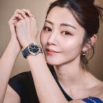 Michelle Wai Instagram - 好開心出席Ulysse Nardin雅典錶香港區唯一專門店，位於尖沙咀圓方的新店開幕。 新店裝修簡約中又帶當代美學風。我手上帶上Diver Starry Night潛水系列星夜腕錶，錶盤由兩層分別採用珍珠母貝和藍色砂金石製成的圓盤交疊而成。錶圈精心鑲嵌上40顆鑽石，而錶盤上都嵌了11顆鑽石時標，完美詮釋絢爛的銀河星光。另外再配搭藍色橡膠錶帶，岩哂鐘意低調奢華風嘅朋友。平日行簡單休閒又襯到，出席party宴會亦都適合。錶盤上6點鐘位仲置設日期顯示窗同可以防水300米，功能性強非常實用。 @UlysseNardinOfficial @orientalwatchcompany @elementshk #UlysseNardin #WeAreTheFreakNation #LadyDiver #orientalwatchcompany #東方表行 #owctakeyourtime