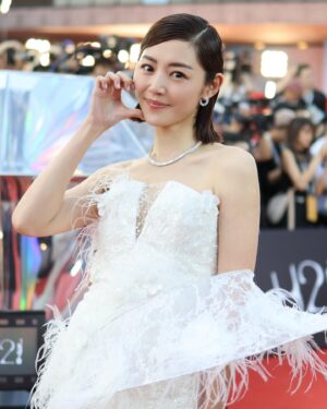 Michelle Wai Instagram - 好珍惜可以見到咁多愛電影嘅業界人士聚首一齊嘅一夜，好榮幸可以置身其中參加到金像獎，再次恭喜所有得獎者！👏🏻👏🏻👏🏻

#附上紅地氈的美照😝
#第42屆香港電影金像獎
#金像獎 
#不日成婚2

Gown: @homologofficial 
Shoes: @louboutinworld 
Jewelry: @emperorjewellery #英皇珠寶
Styling: @rules.Co @kwongbobo
Hair: @singsing113 
Makeup: @make_up_by_mw @guerlain 
Camera: @canonhongkong 
Photo: @stefani_shum