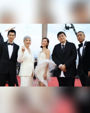 Michelle Wai Instagram - 好珍惜可以見到咁多愛電影嘅業界人士聚首一齊嘅一夜，好榮幸可以置身其中參加到金像獎，再次恭喜所有得獎者！👏🏻👏🏻👏🏻

#附上紅地氈的美照😝
#第42屆香港電影金像獎
#金像獎 
#不日成婚2

Gown: @homologofficial 
Shoes: @louboutinworld 
Jewelry: @emperorjewellery #英皇珠寶
Styling: @rules.Co @kwongbobo
Hair: @singsing113 
Makeup: @make_up_by_mw @guerlain 
Camera: @canonhongkong 
Photo: @stefani_shum