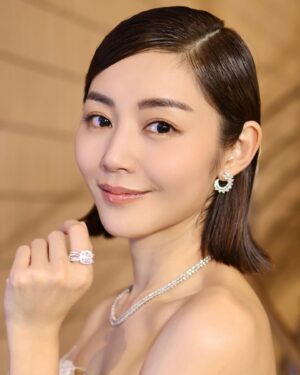 Michelle Wai Instagram - 好珍惜可以見到咁多愛電影嘅業界人士聚首一齊嘅一夜，好榮幸可以置身其中參加到金像獎，再次恭喜所有得獎者！👏🏻👏🏻👏🏻

#附上紅地氈的美照😝
#第42屆香港電影金像獎
#金像獎 
#不日成婚2

Gown: @homologofficial 
Shoes: @louboutinworld 
Jewelry: @emperorjewellery #英皇珠寶
Styling: @rules.Co @kwongbobo
Hair: @singsing113 
Makeup: @make_up_by_mw @guerlain 
Camera: @canonhongkong 
Photo: @stefani_shum