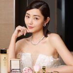 Michelle Wai Instagram - 由知道入圍到今日可以以最佳女主角候選人身份參加香港電影金像獎，每一分每一秒我都十分感恩和珍惜。演員路上遇到不同的人，都令我一點點地成長，造就今天自信閃耀的我❤️ 特別感謝 @Guerlain 今日幫我打扮得美美的，話你知 Guerlain 是皇室御用品牌，優雅高貴，好適合今日的頒獎禮。今日的妝容我選用了經典的#Meteorites 波波粉跟#AbeilleRoyale 殿級蜂皇雙效煥亮修護精華打靚肌膚個底，所以點化都咁靚🥰。15 年來的夢想時刻，今日我用最好的自己迎接了最珍貴的時刻。感謝沿途支持我的所有夥伴😘。 #Guerlain #Guerlainhk #GuerlainMakeup #GuerlainSkincare