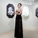 Michelle Wai Instagram - 好榮幸獲邀出席Swarovski Created DiamondS發佈會🥰。一直知道Swarovski係歐洲歷史最悠久的品牌之一，今次參觀完加深咗我對佢地既認識，令曾經修讀專業鑽石鑑定證書嘅我亦了解到培育鑽石與開採鑽石相比係一樣咁高質，而且性價比更高。 去到佢地位於K11 MUSEA的POP UP，了解到Swarovski已經有129年的璀璨傳承，有創新技術及精湛工藝去處理培育鑽石，致力打造「適合所有人的鑽石」。而且培育鑽石與開採鑽石喺化學、物理以及光學屬性方面都100%相同。而Swarovski Galaxy & Eternity 系列的培育鑽石都有IGI權威認證👍🏻。 Swarovski Created Diamonds “Galaxy” 系列，每件作品都經過精心設計，選擇又多樣化，非常適合多場合佩戴。大家鍾意我依家戴住嘅”Galaxy” ✨💎系列嗎? @Swarovski #Swarvoski #SwarovskiCreatedDiamonds #SwarovskiGalaxy