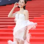 Michelle Wai Instagram - 由知道入圍到今日可以以最佳女主角候選人身份參加香港電影金像獎，每一分每一秒我都十分感恩和珍惜。演員路上遇到不同的人，都令我一點點地成長，造就今天自信閃耀的我❤️ 特別感謝 @Guerlain 今日幫我打扮得美美的，話你知 Guerlain 是皇室御用品牌，優雅高貴，好適合今日的頒獎禮。今日的妝容我選用了經典的#Meteorites 波波粉跟#AbeilleRoyale 殿級蜂皇雙效煥亮修護精華打靚肌膚個底，所以點化都咁靚🥰。15 年來的夢想時刻，今日我用最好的自己迎接了最珍貴的時刻。感謝沿途支持我的所有夥伴😘。 #Guerlain #Guerlainhk #GuerlainMakeup #GuerlainSkincare